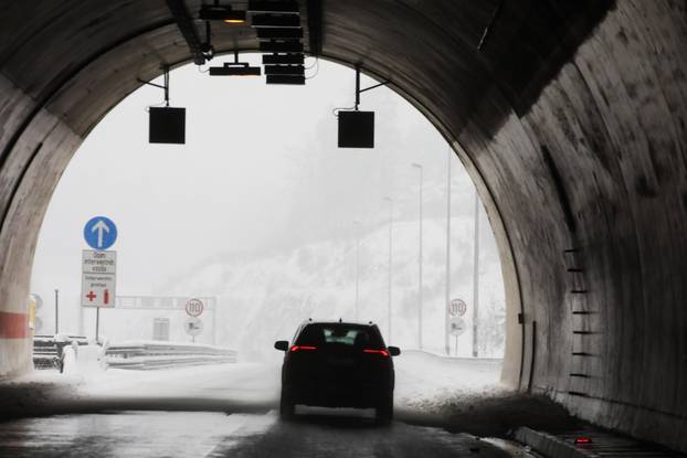 Delnice: Snijeg otežava promet kroz Gorski kotar