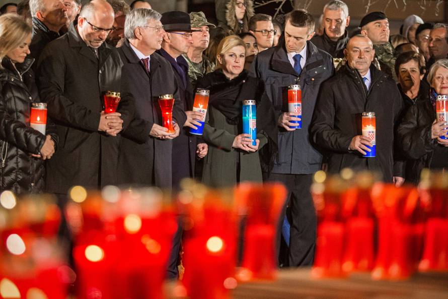 Na molitvu u dvorište bolnice u Vukovaru došla i predsjednica