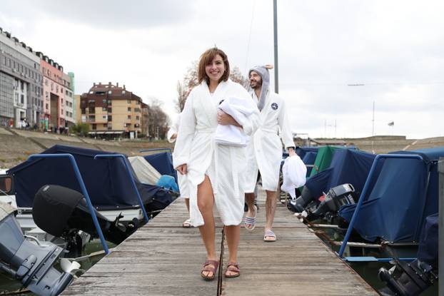 Osijek: Zimsko kupanje u hladnoj rijeci Dravi na Silvestrovo