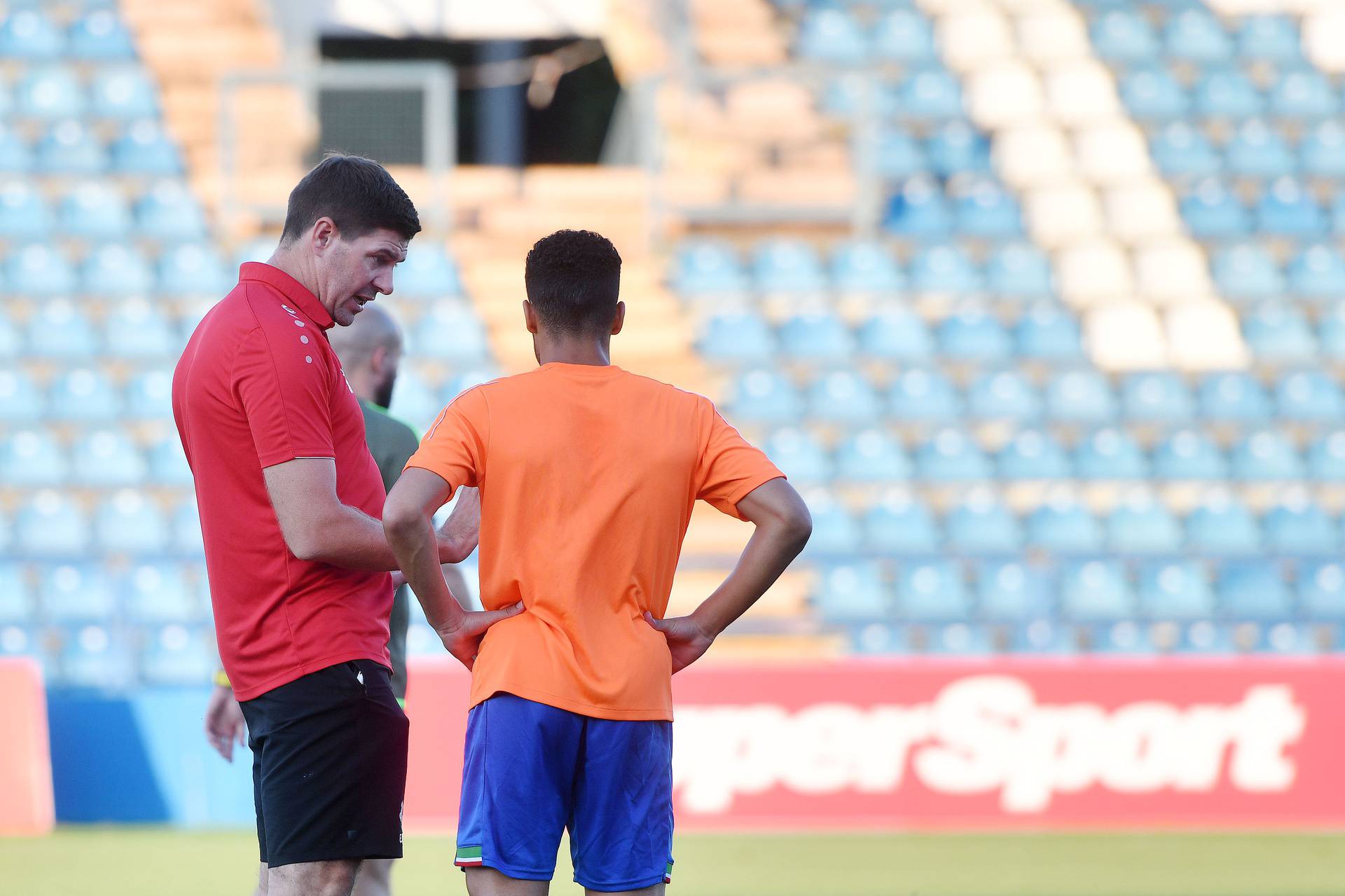 Stevan Gerrard trener Al Ettifaqa na zagrijavanju uoči prijateljske utakmice sa NK Varaždin 