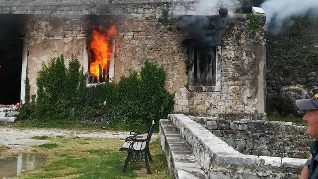 Zapalila se tvrđava Klis, veliki požar gasili su više od tri sata