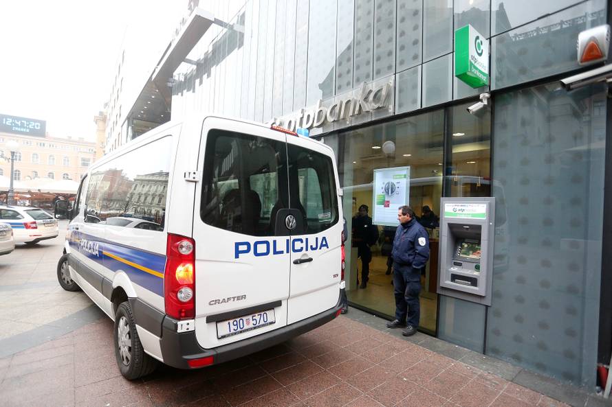 Starac (71) je ušetao u banku i urlao: Raznijet ću se bombom!