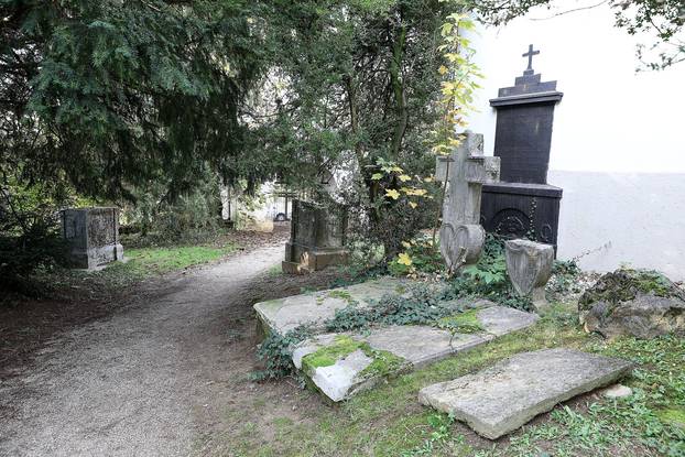 Zagreb: Ostaci nadgrobnih spomenika na starom Jurjevskom groblju