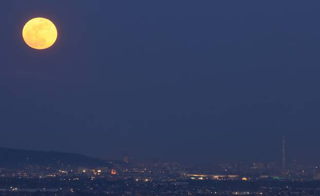 Krvavi Mjesec tijekom potpune pomrčine Mjeseca iznad Samobora 