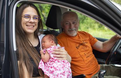 Klei se nije čekalo pa se rodila u autu: 'Djed je ostao pribran, umotao je bebicu i dao mi je'