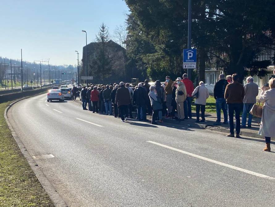 Redovi za cijepljenje u Zagrebu: 'Samo više da se cijepim, pa da napokon mogu mirna na plac'