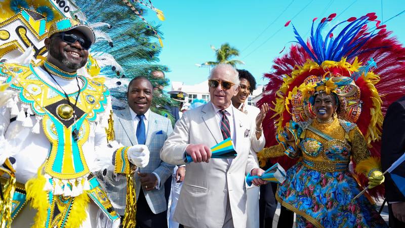 VIDEO DANCING KING! Charles se 'razbacao' na Bahamima: Pogledajte ove plesne pokrete