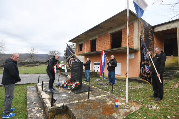 Ervenik: Komemoracija ispred kuće u kojoj je prije 31. godinu ubijena obitelj Čengić