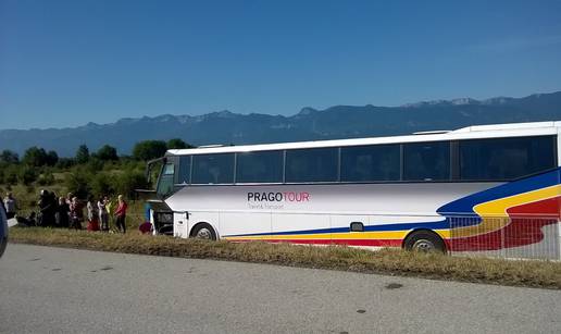 Češki bus pun turista sletio s autoceste kraj Svetog Roka