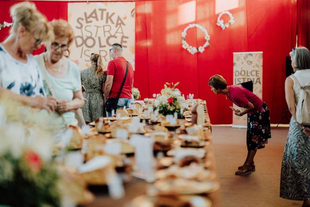 FOTO Vižinada ponovno slavila okuse tradicije: Moglo se kušati 215 kolača na 28. Slatkoj Istri