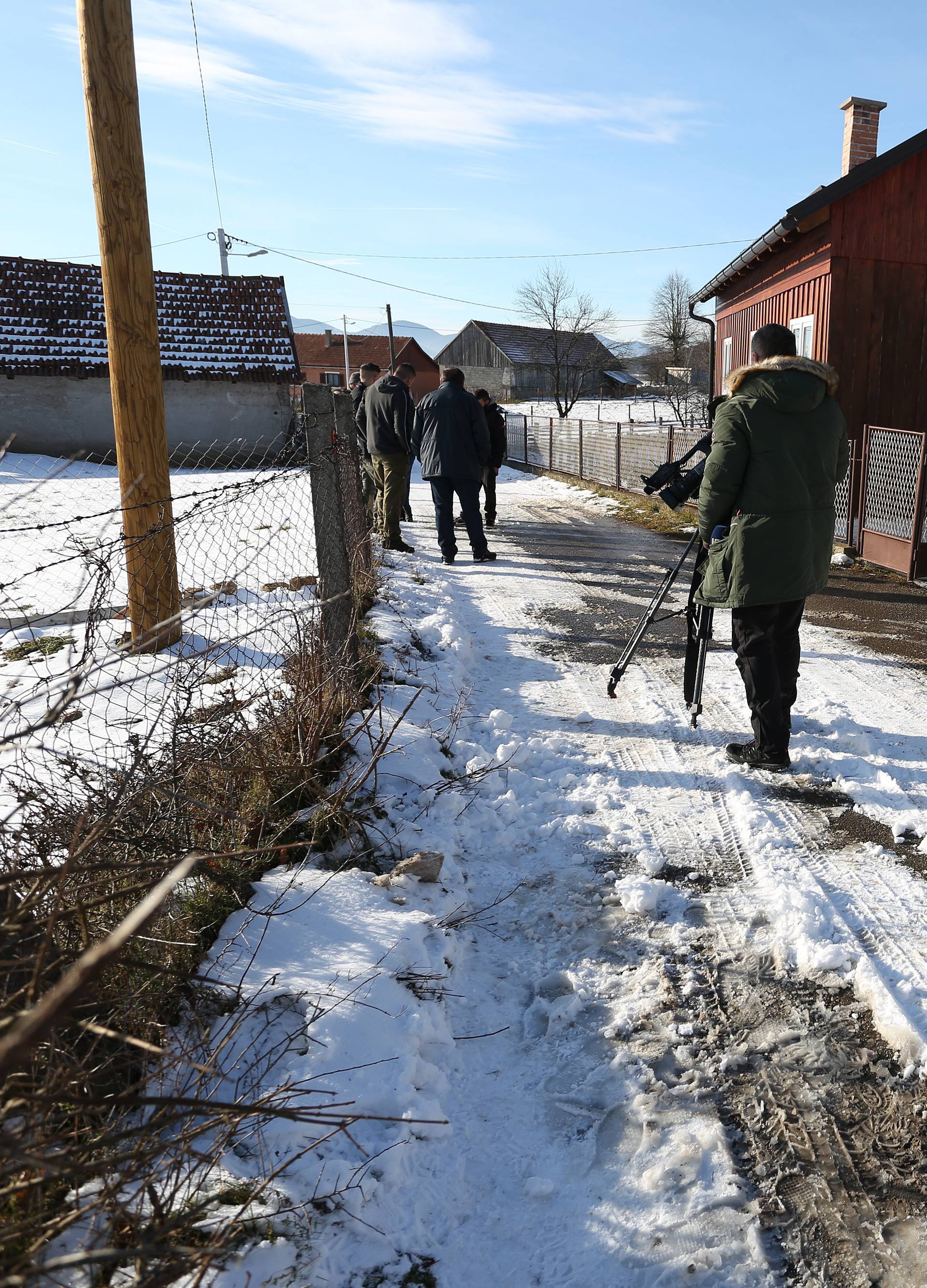 Jelvica: DvogodiÅ¡njakinja se istrgnula iz ruku roditelja i podletjela pod kombi