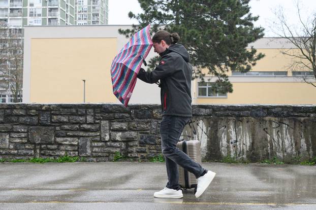 Zagreb: Nevrijeme s jakim vjetrom i kišom zahvatilo zagrebačke ulice