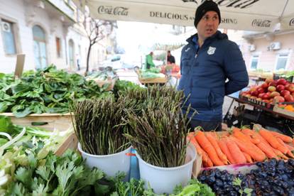 Rijeka: Na tržnicu stigle prve ovogodišnje divlje šparoge