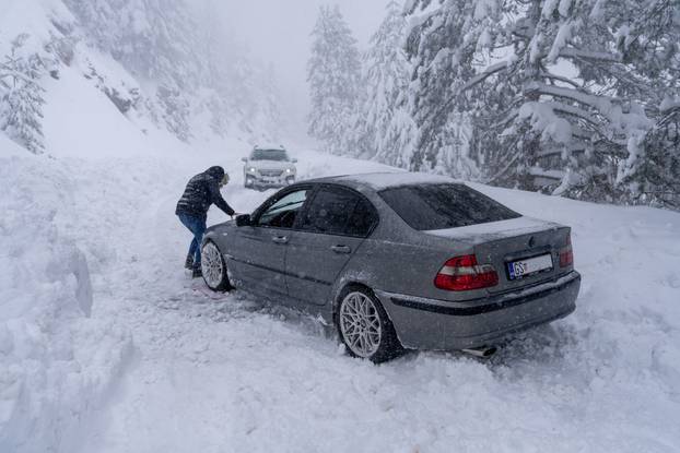 U Vrhovinama i Babinom Potoku palo je oko 50 do 80 cm snijega 