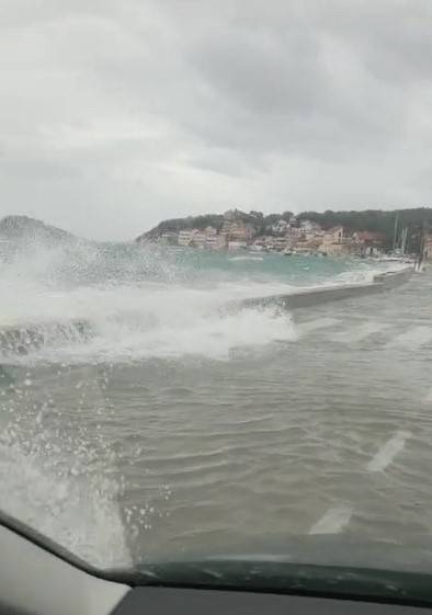 UŽIVO Diljem obale poplavljene ceste, tržnice i kafići. U Bakru zabilježena povijesna plima