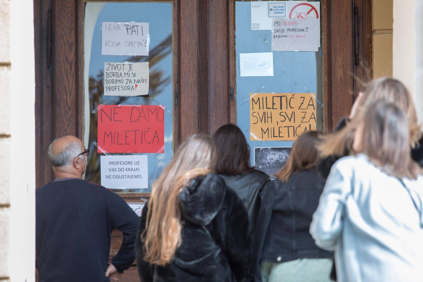 Rijeka: Učenici prosvjeduju zbog smjene vjeroučitelja Marina Miletića