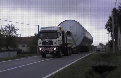 Kamioni prevozili tankove za pivo pa blokirali mjesto
