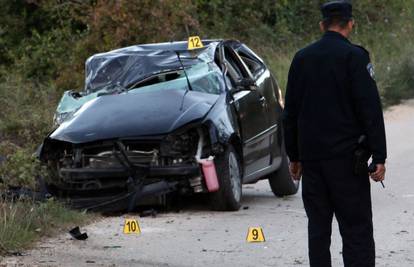 Na mjestu poginuo: Mladić (25) izletio u zavoju i prevrnuo se