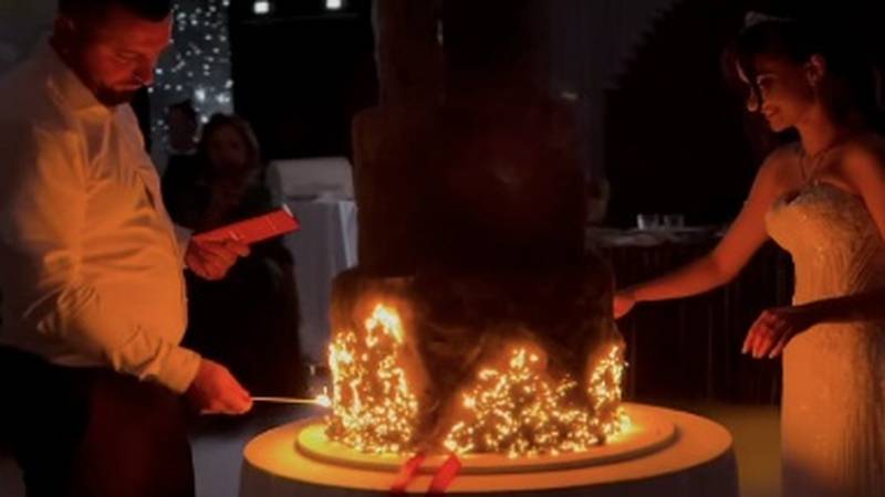 VIDEO Viralni hit: Mladenci su zapalili tortu i oduševili goste