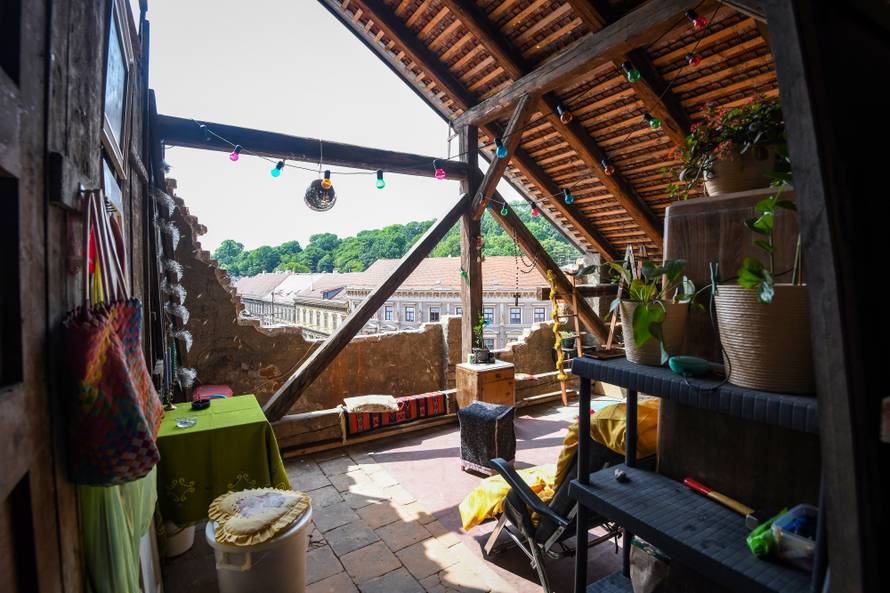 Od velike rupe u zidu napravila terasu: 'Imam pogled na Ilicu'