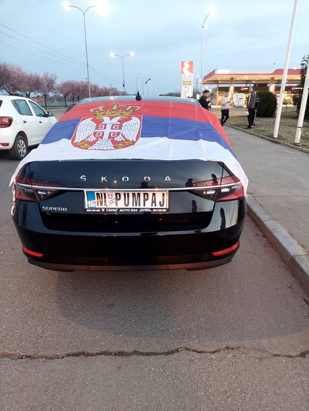 Nevjerojatne scene iz Beograda: Razbijeni traktori, muškarci s fantomkama, marš studenata...