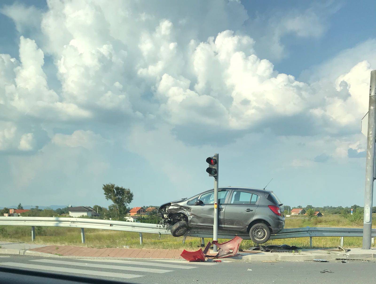 Auto završio na ogradi: Sudar na zagrebačkoj obilaznici