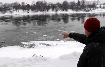 Sava puna santi leda, sklanjaju sve brodove i splavi s rijeke