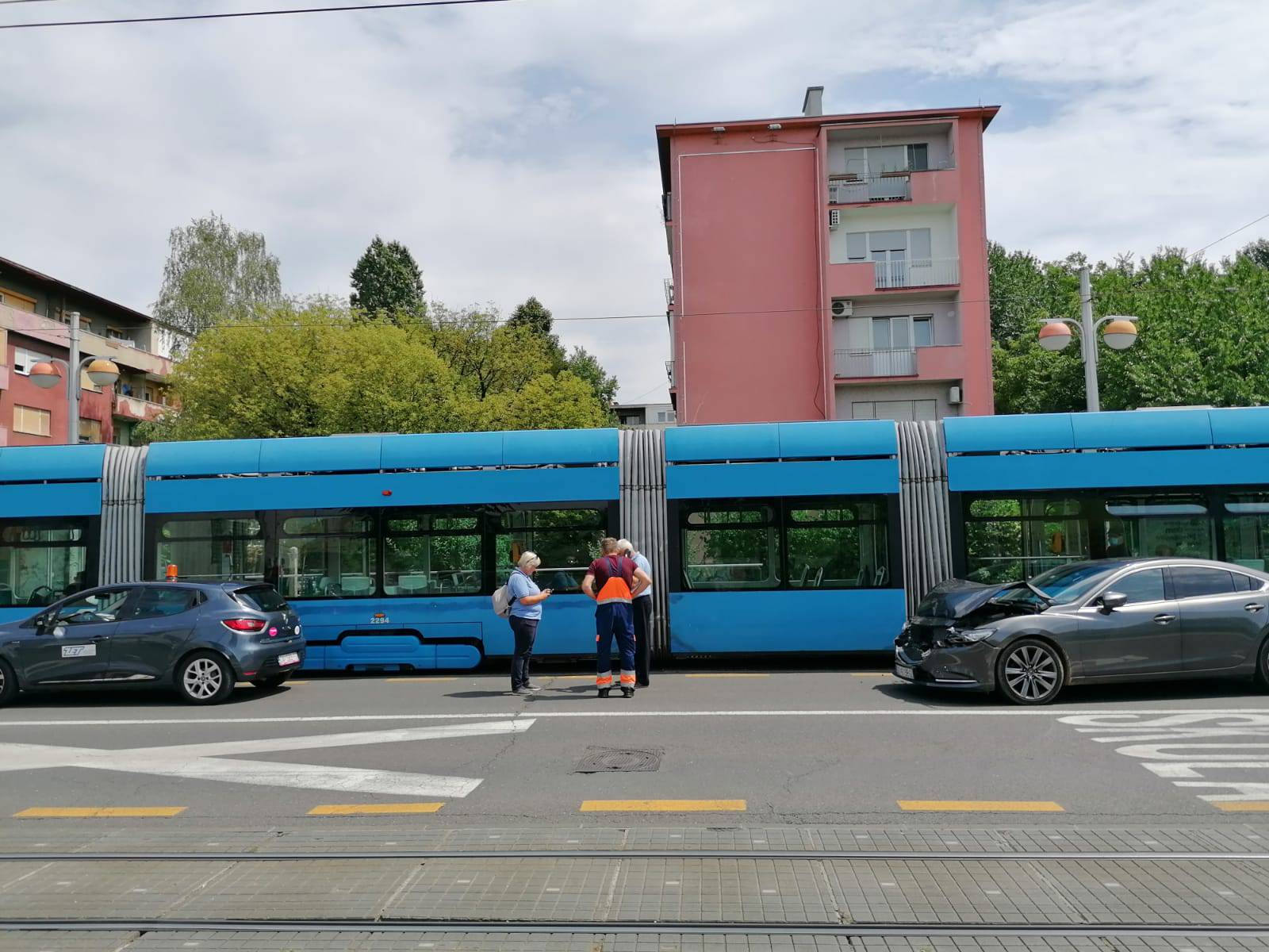 Sudarili se auto i tramvaj pa je nastao zastoj na cijeloj Savskoj