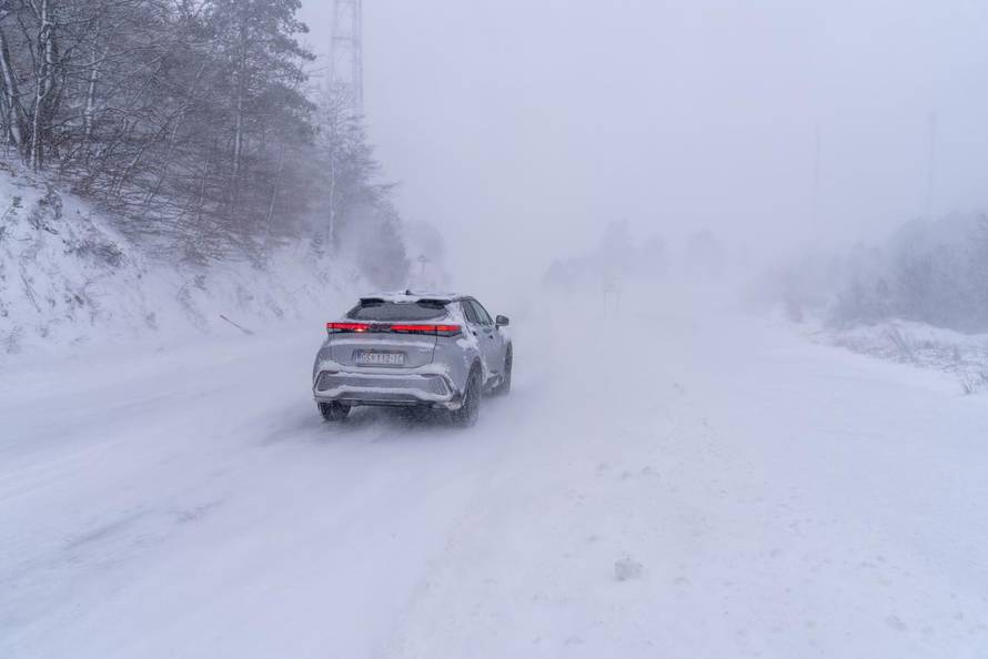 Vratnik: Bura i snijeg na cesti između Vratnik i Senja, cesta otvorena samo za osobna vozila
