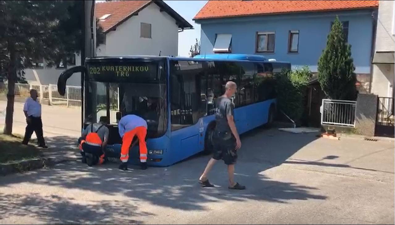 Video: Vozač izašao, a njegov bus s putnicima probio ogradu!