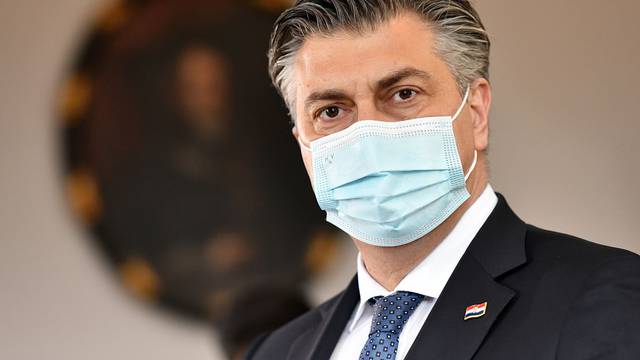 Plenković u posjetu Dvorcu Trakošćan gdje je uručeno 17 ugovora o sanaciji klizišta