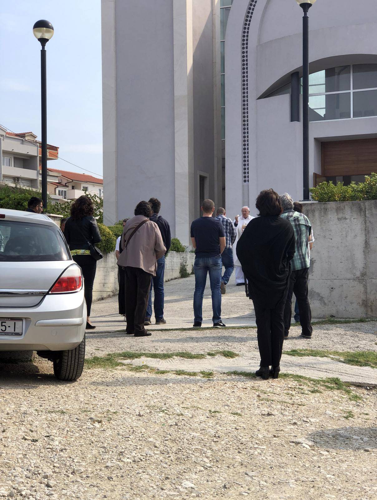 Policija se oglasila o napadu, svećenik je i danas služio misu!