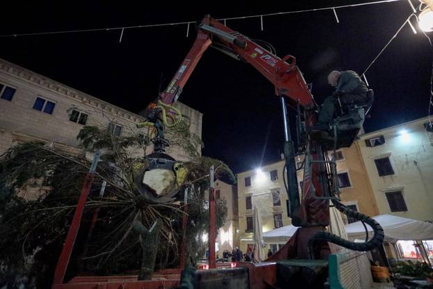 Zadar: Božićna jelka puknula prilikom postavljanja na Narodnom trgu