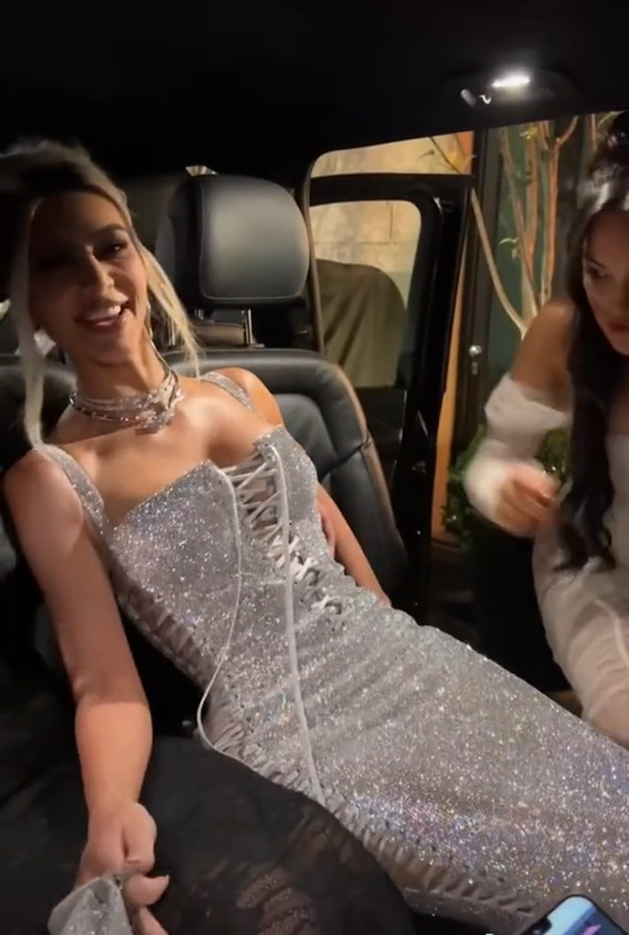 Urnebesan video Kardashianke postao hit: Zbog uske haljine skakala je po stepenicama