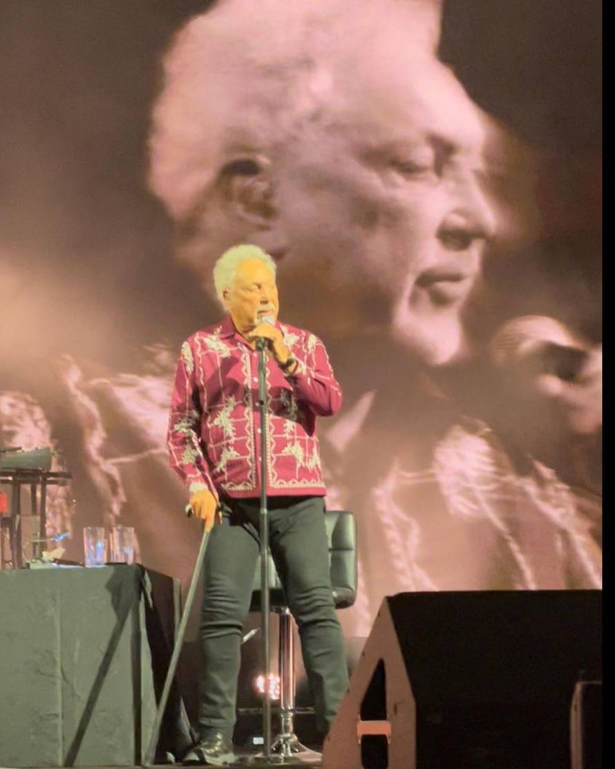 Tom Jones pridržavao se za štap tijekom koncerta u Kaliforniji...