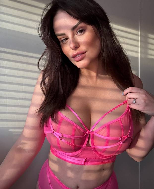 Manekenka je smanjila grudi pa sada pokazuje novo poprsje: Na sebi ima samo gaćice i grudnjak