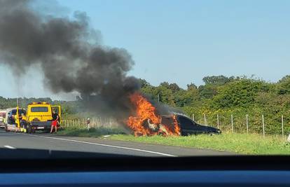 VIDEO Na A1 kod Lučkog izgorio auto kojeg je prevozila vučna služba: Vatrogasci ugasili požar