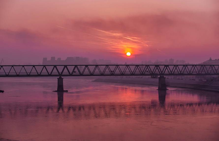 Izlazak sunca nad Dravom i željezničkim mostom u Osijeku