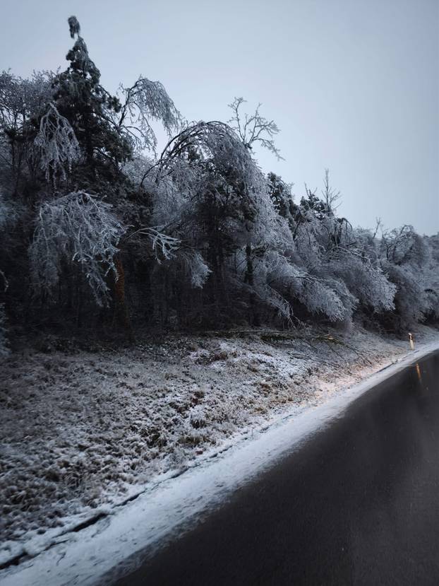 FOTO Smrznuti Knin: Pucaju stabla i grane, putnici satima zaglavljeni u vlaku...