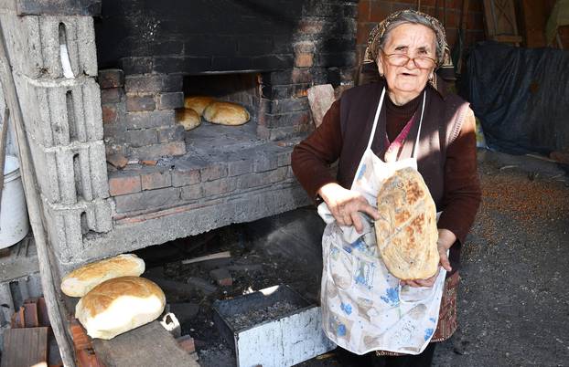 Biškupci: Baka Marija Jagečić još uvijek peče domaći kruh u krušnoj peći