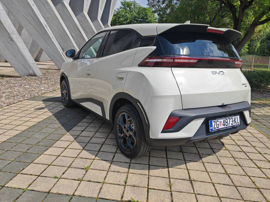 Pokazao kako mu kineski auto izgleda nakon 220.000 km u 2 godine. Premiumi na aparatima