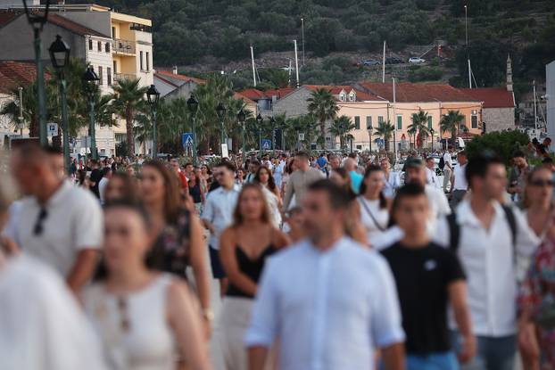 Vela Luka: Ljudi se okupljaju i pripremaju za koncert "Trag u beskraju"