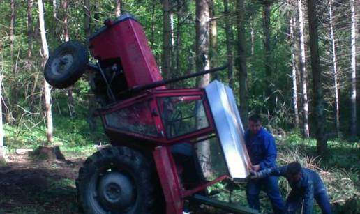 Pod težinom debla traktor se prevrnuo i pao u blato