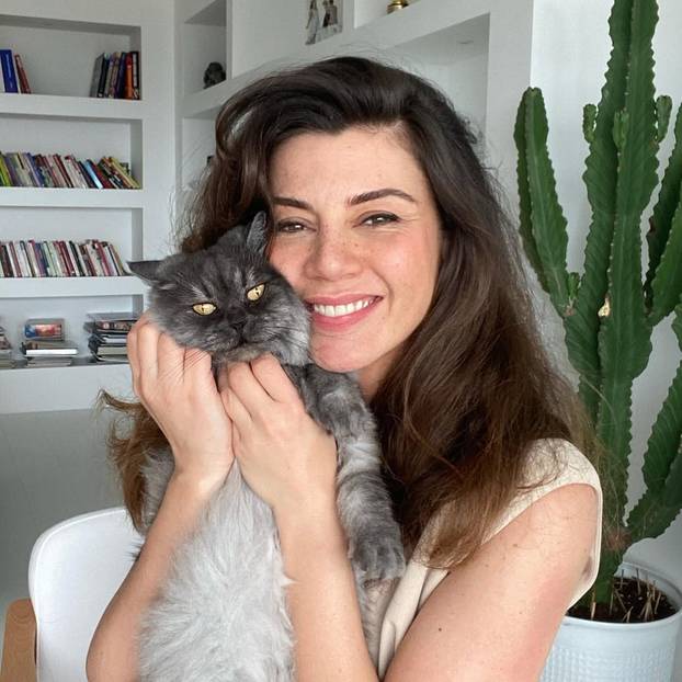 FOTO Životna sapunica turske glumice: Suprug ju uhvatio u vrućem klinču sa svekrom...