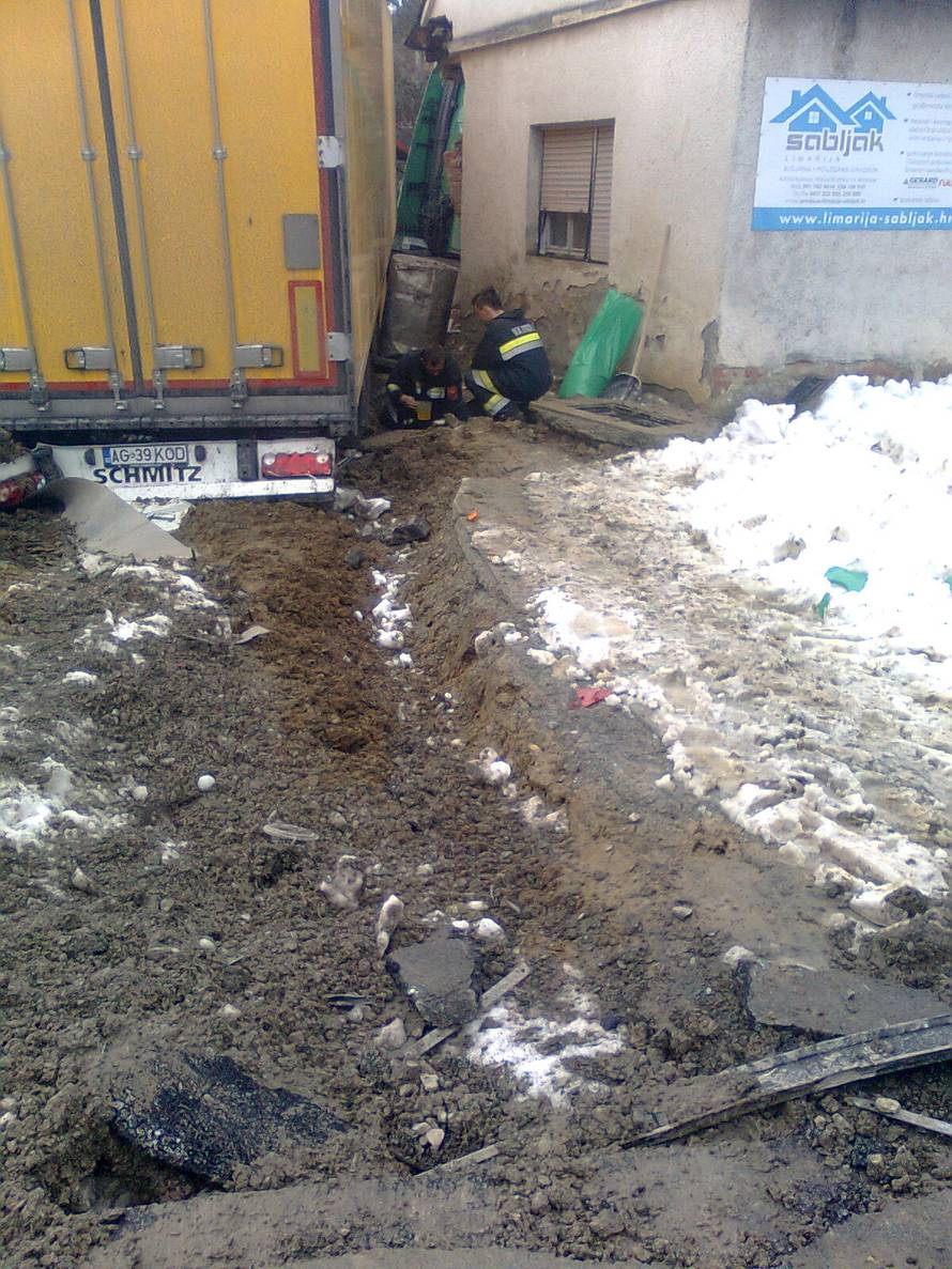 Zaspao? Kamionom je sletio s ceste u  jarak i zabio se u kuću