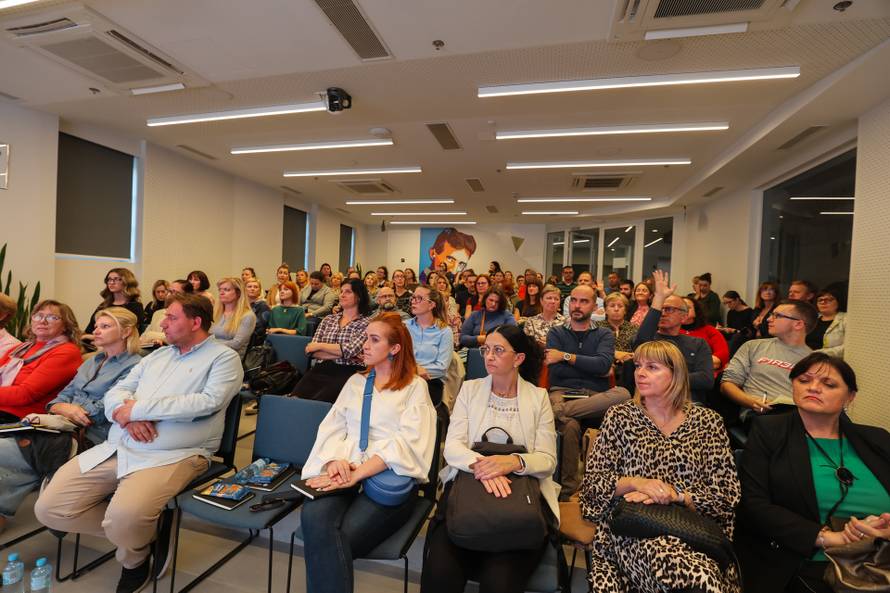 CroAI educirao više od 1600 učitelja o umjetnoj inteligenciji