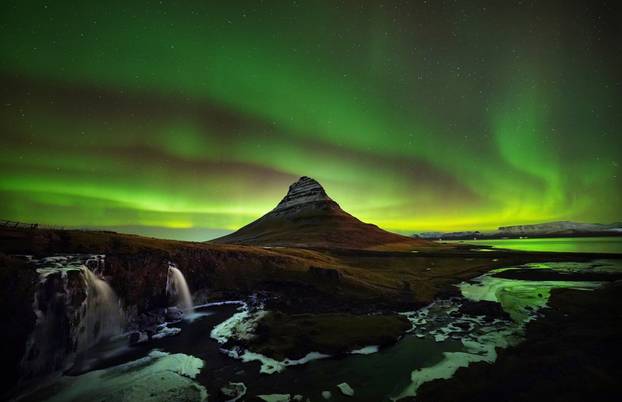 Polarna svjetlost iznad planine Kirkjufell