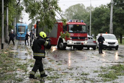 U&Zcaron;IVO Oluja poharala Zagreb i okolicu: Vatrogasci imaju pune ruke posla, gasili i po&zcaron;ar ku&cacute;e!