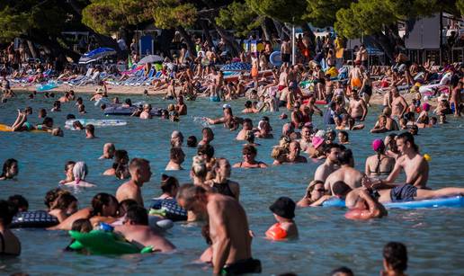 FOTO Gu&zcaron;ve na Makarskim pla&zcaron;ama - Nema slobodnog hlada, &ccaron;ovjek je na &ccaron;ovjeku