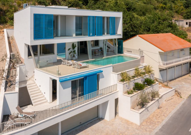 FOTO Luksuz na razini: Nova i moderna vila s infinity bazenom mami poglede u Omišu